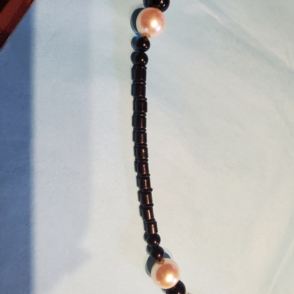 Black, Pearl and gold beaded necklace - Picture 4 of 4